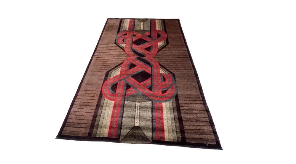 Tappeto antico con disegni geometrici in marrone e rosso, decorativo.