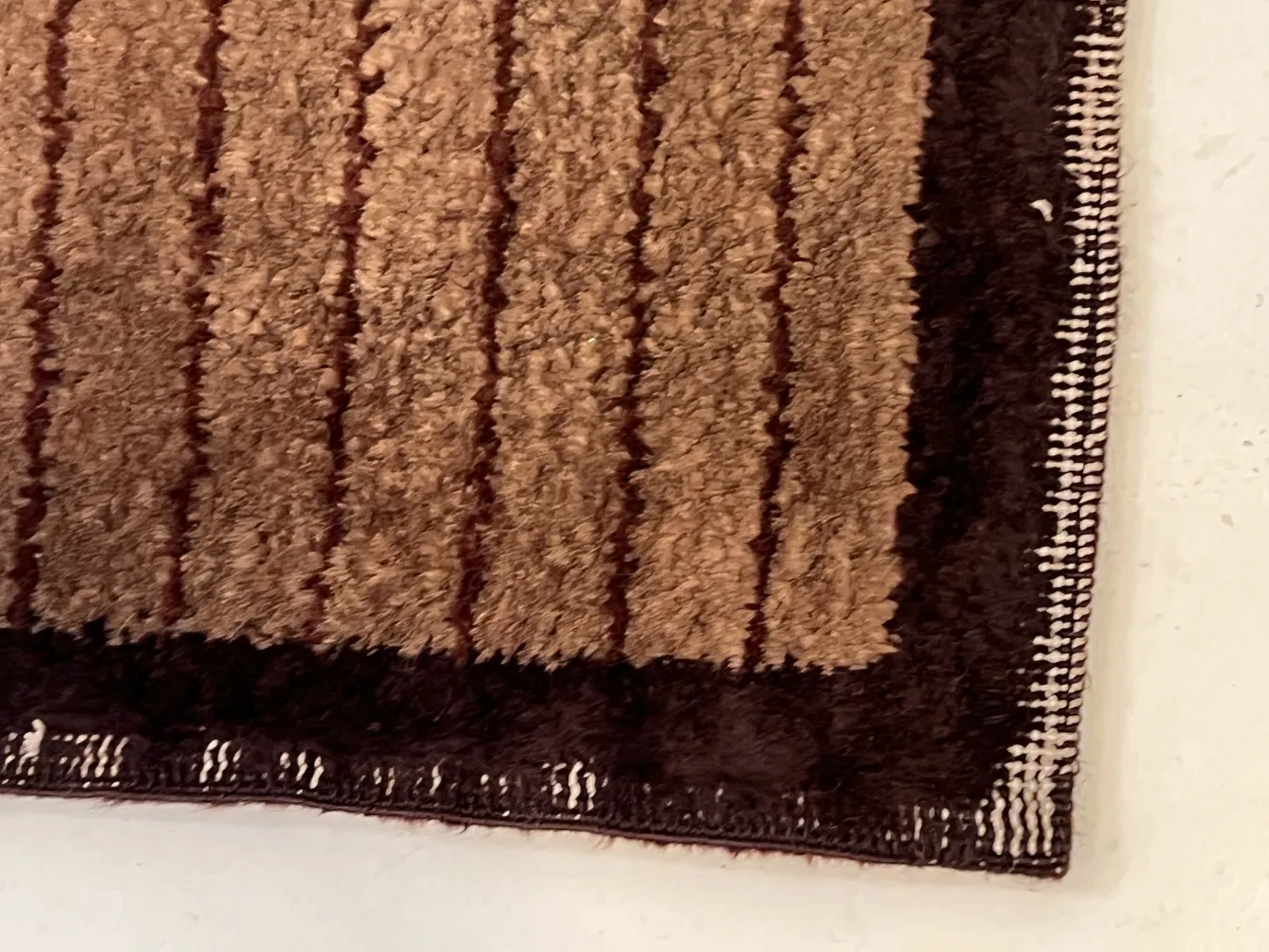tappeto antico marrone con strisce decorative