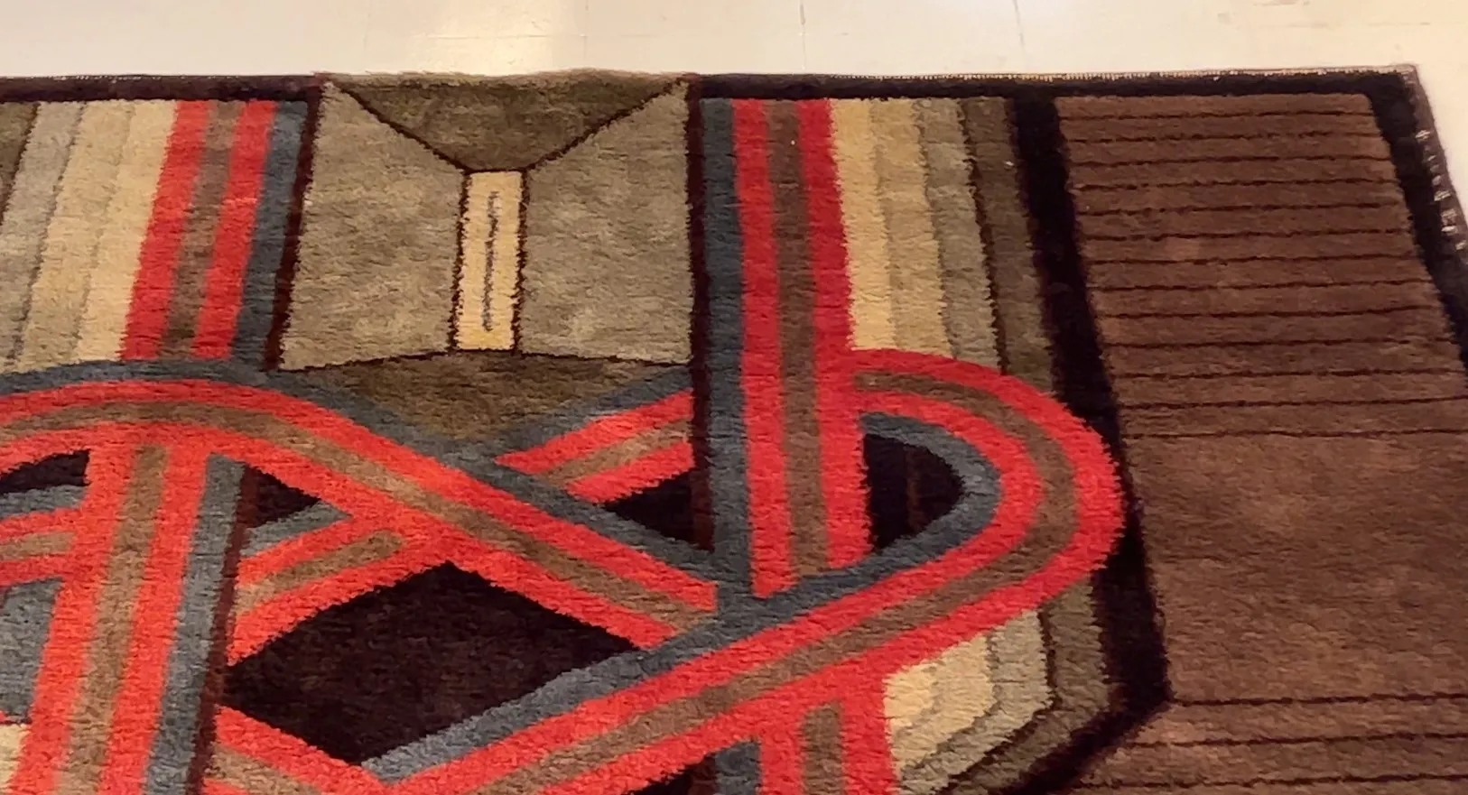 tappeto antico con design colorato e moderno.