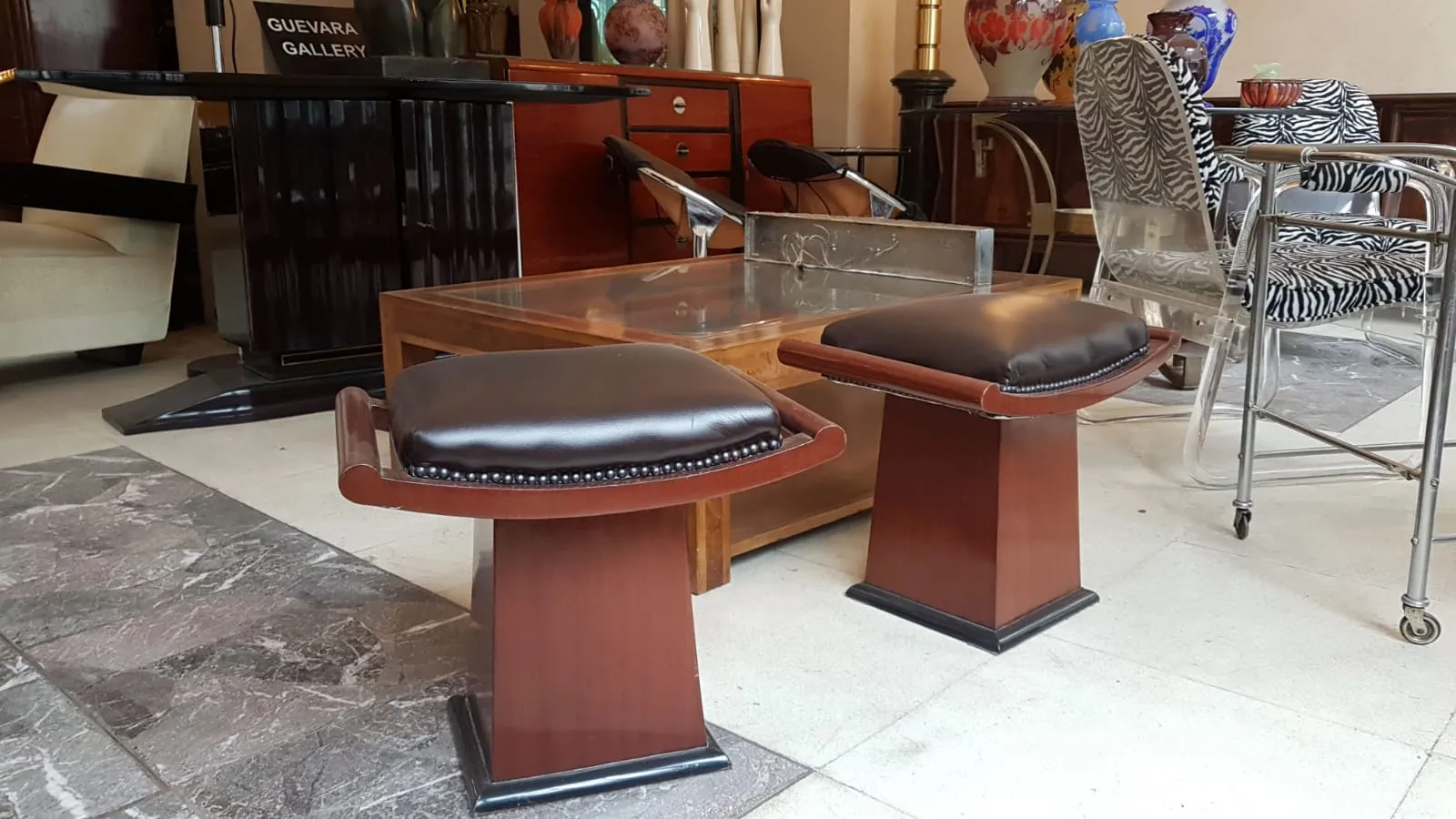 Due sgabelli con cuscini scuri in un ambiente elegante