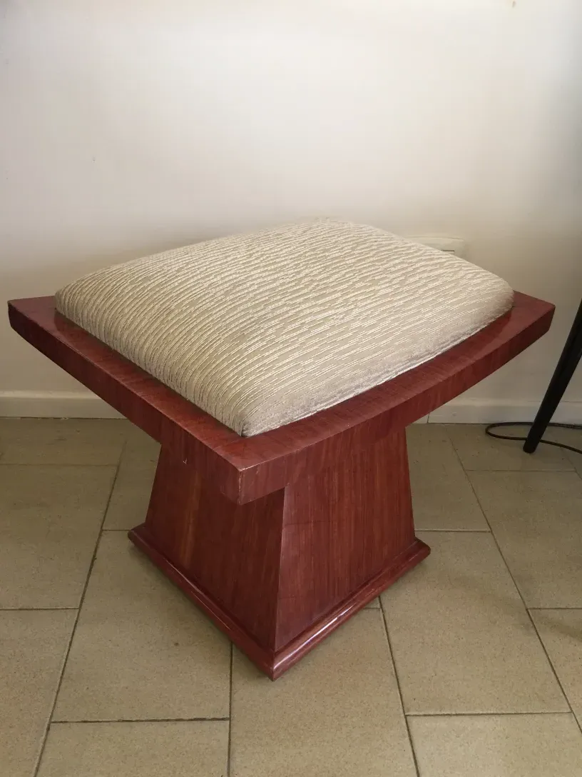 Sgabello con design elegante, imbottitura chiara e base solida.