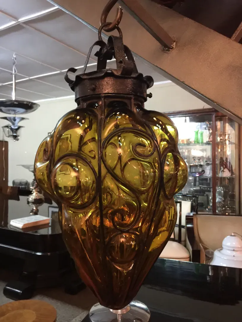 पीले कांच की पुरानी लालटेन धातु के विवरण के साथ