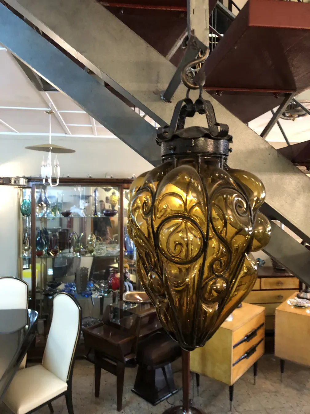 प्राचीन-ब्राउन-ग्लास-लालटेन, सुंदर डिजाइन के साथ, एक आरामदायक वातावरण में