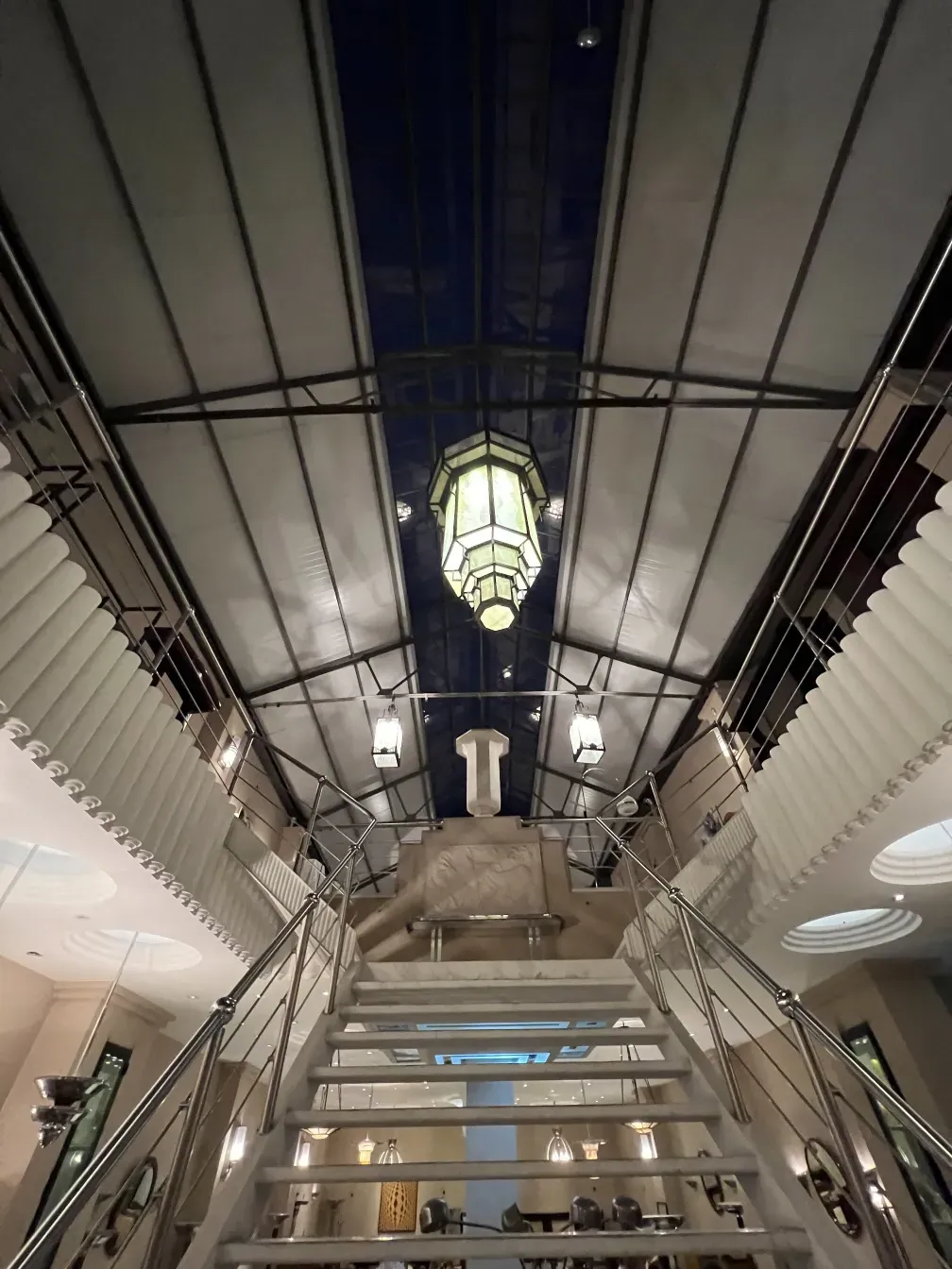 प्राचीन कांच का लालटेन एक आधुनिक स्थान को रोशन कर रहा है