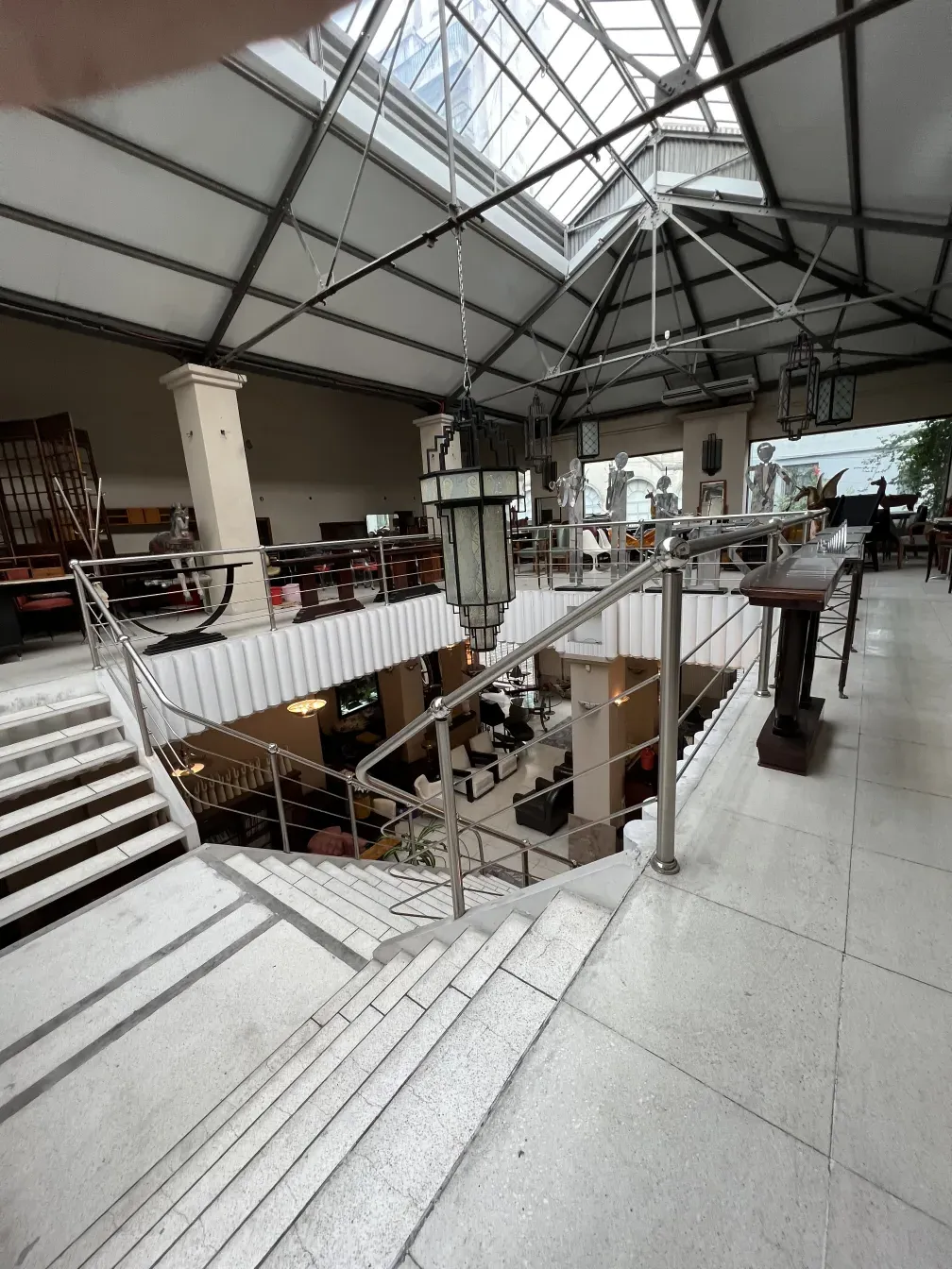 अभिजात मंडल के साथ प्राचीन लालटेन, अंदरूनी सजावट के लिए उत्तम।