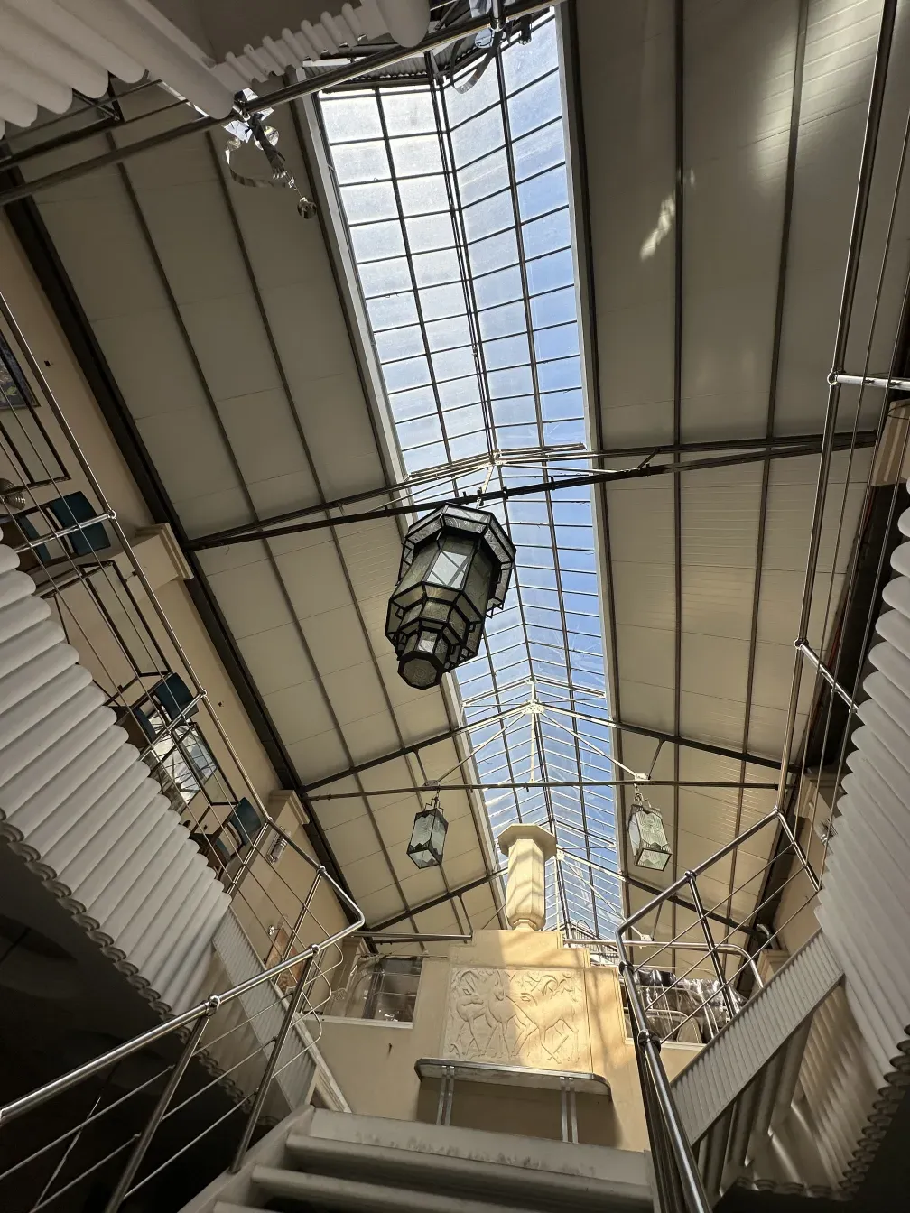 प्राचीन लालटेन एक आधुनिक स्थान में, प्राकृतिक रोशनी के साथ।