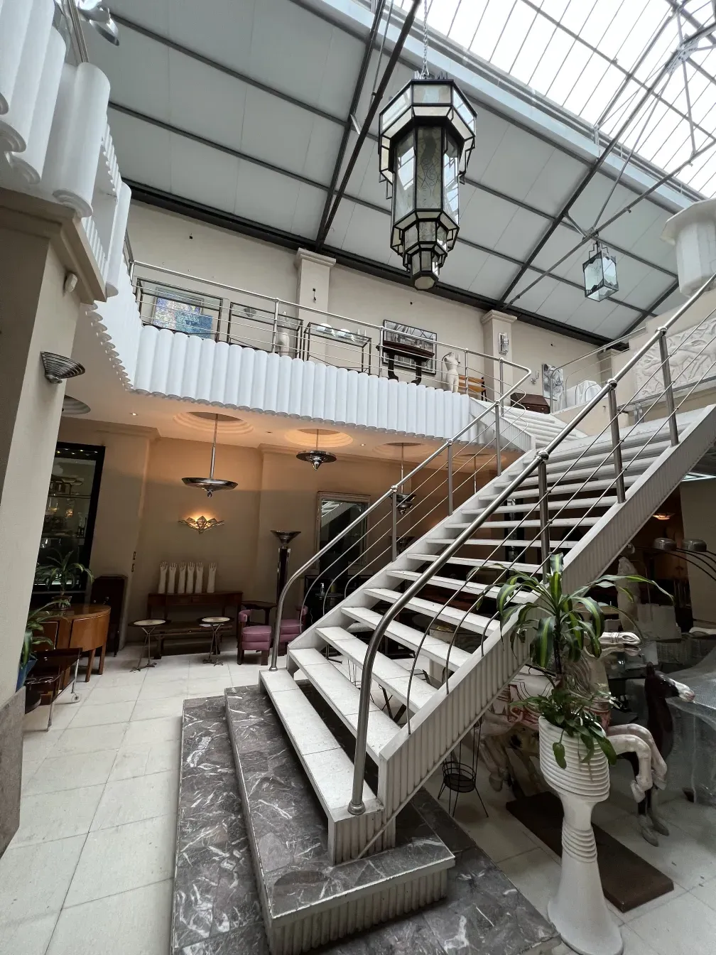 प्राचीन लालटेन जिसमें चमकीले वातावरण में कांच का विवरण है।