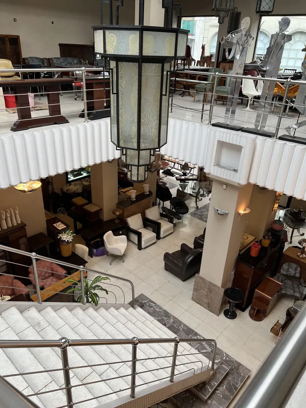 डिज़ाइन सजावटी प्राचीन लालटेन एक सुरुचिपूर्ण सेटिंग में।