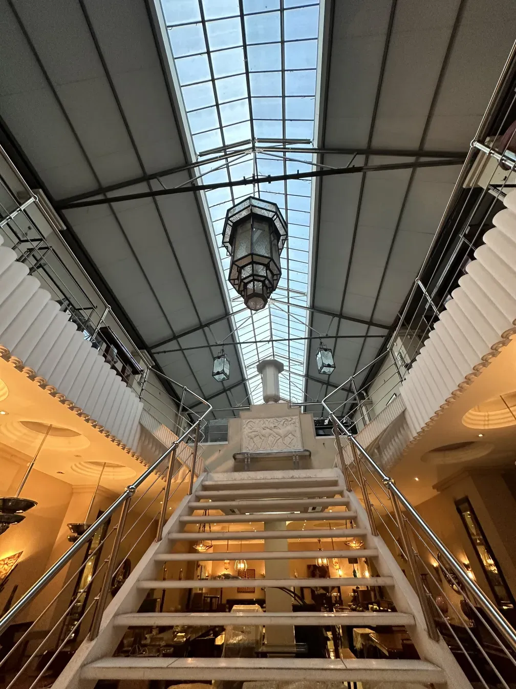 हैंगिंग एंटीक लालटेन एक सुरुचिपूर्ण माहौल में