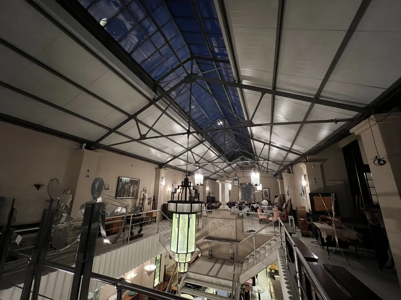 प्राचीन लालटेन एक कलात्मक स्थान में सुंदर रूप से लटका हुआ