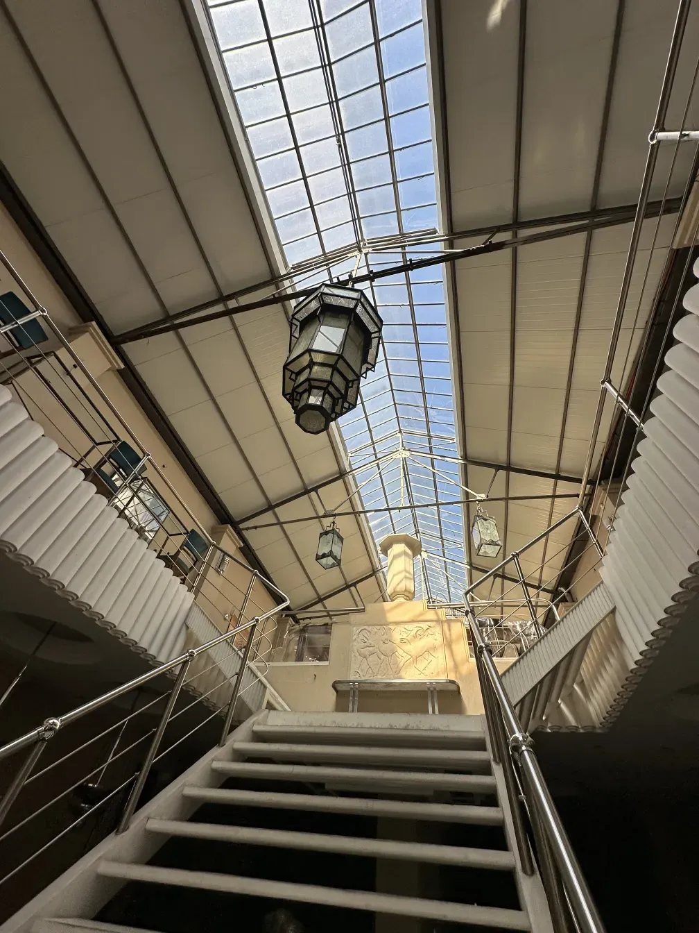 प्राचीन लटकती लालटेन एक उज्ज्वल स्थान में