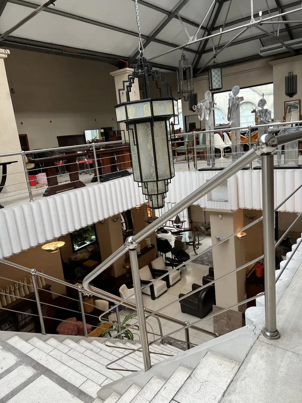 हैंगिंग प्राचीन लालटेन, जिसने एक आधुनिक सेटिंग में सुरुचिपूर्ण डिजाइन लगाया