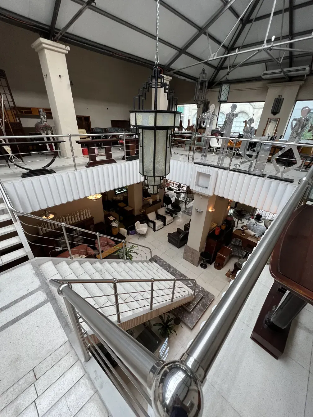 पुराने लाइट के डिज़ाइन के साथ एक कक्ष में लटका हुआ