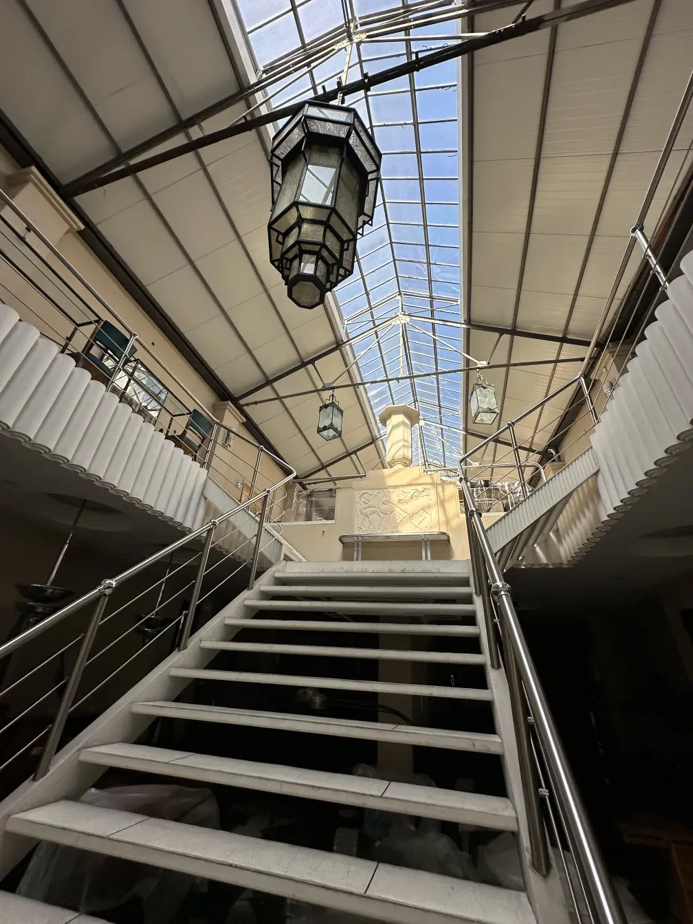 पुरानी लालटेन लटकी हुई होती है जटिल डिजाइन के साथ उज्ज्वल वातावरण में