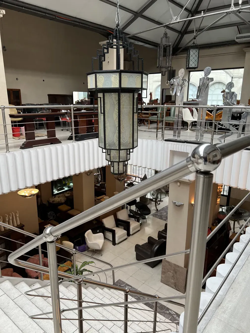 आकर्षक डिजाइन के साथ प्राचीन सजावटी लालटेन आधुनिक परिवेश में लटकी हुई।