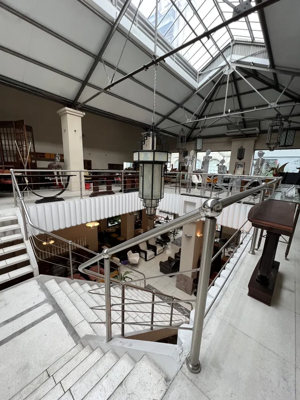 सुंदर वातावरण में लटकने वाली पुरानी लालटेन, नरम रोशनी