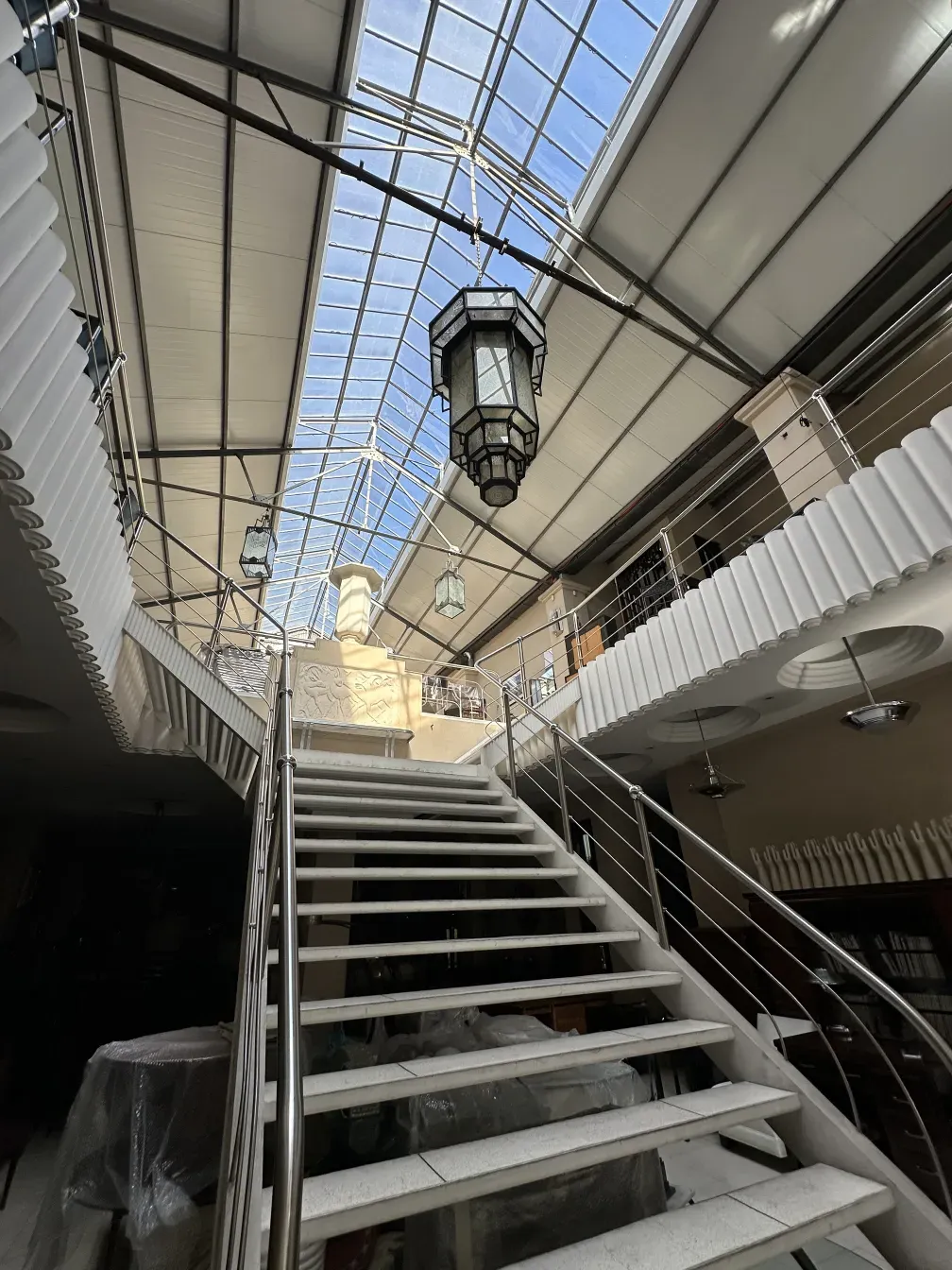 भीतर की जगह में झूलता हुआ प्राचीन लालटेन, जिसमें खिड़कियाँ हैं