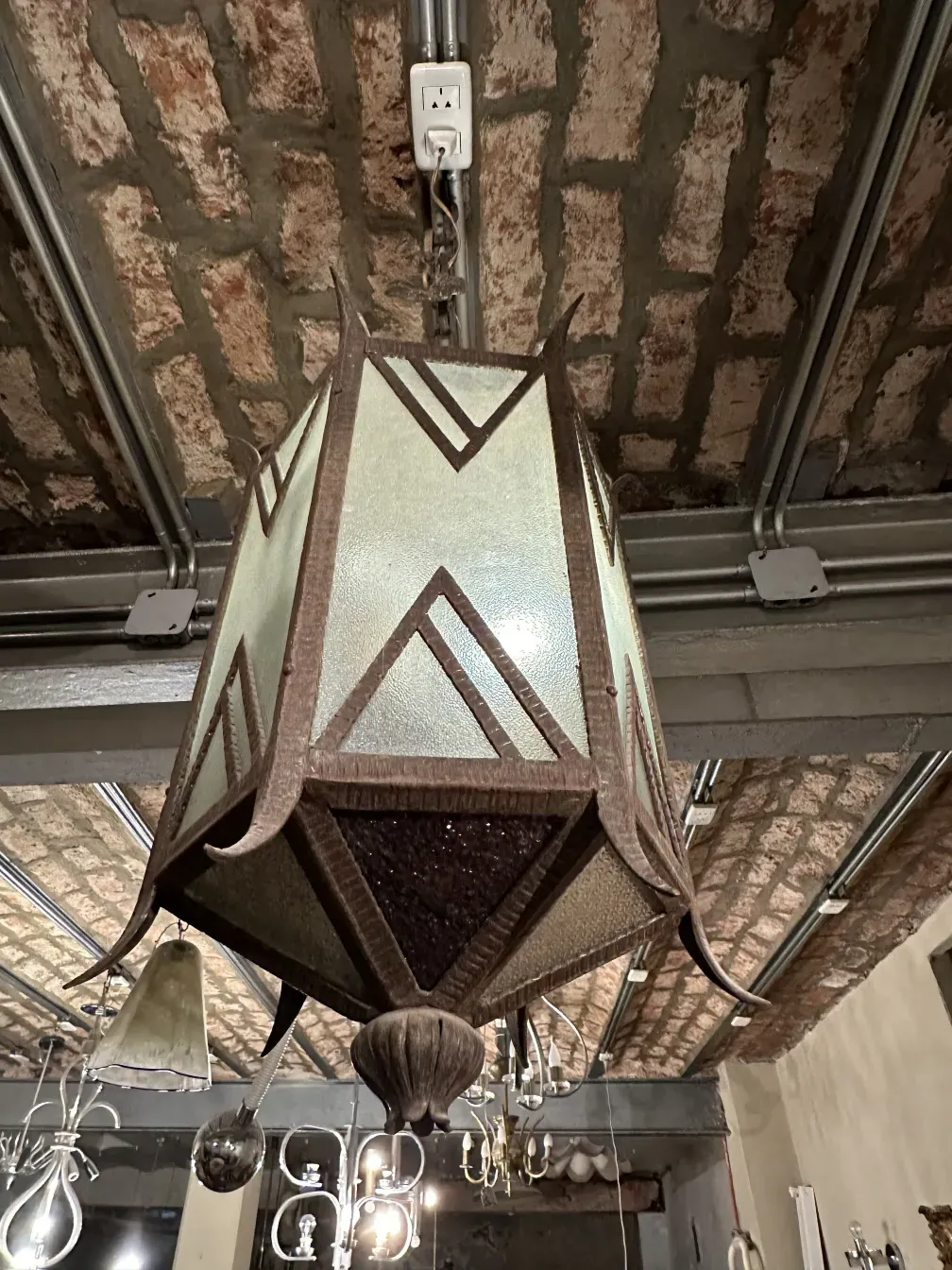 प्राचीन कांच का दीया सजावटी विवरण और ईंट की दीवार के背景 के साथ।