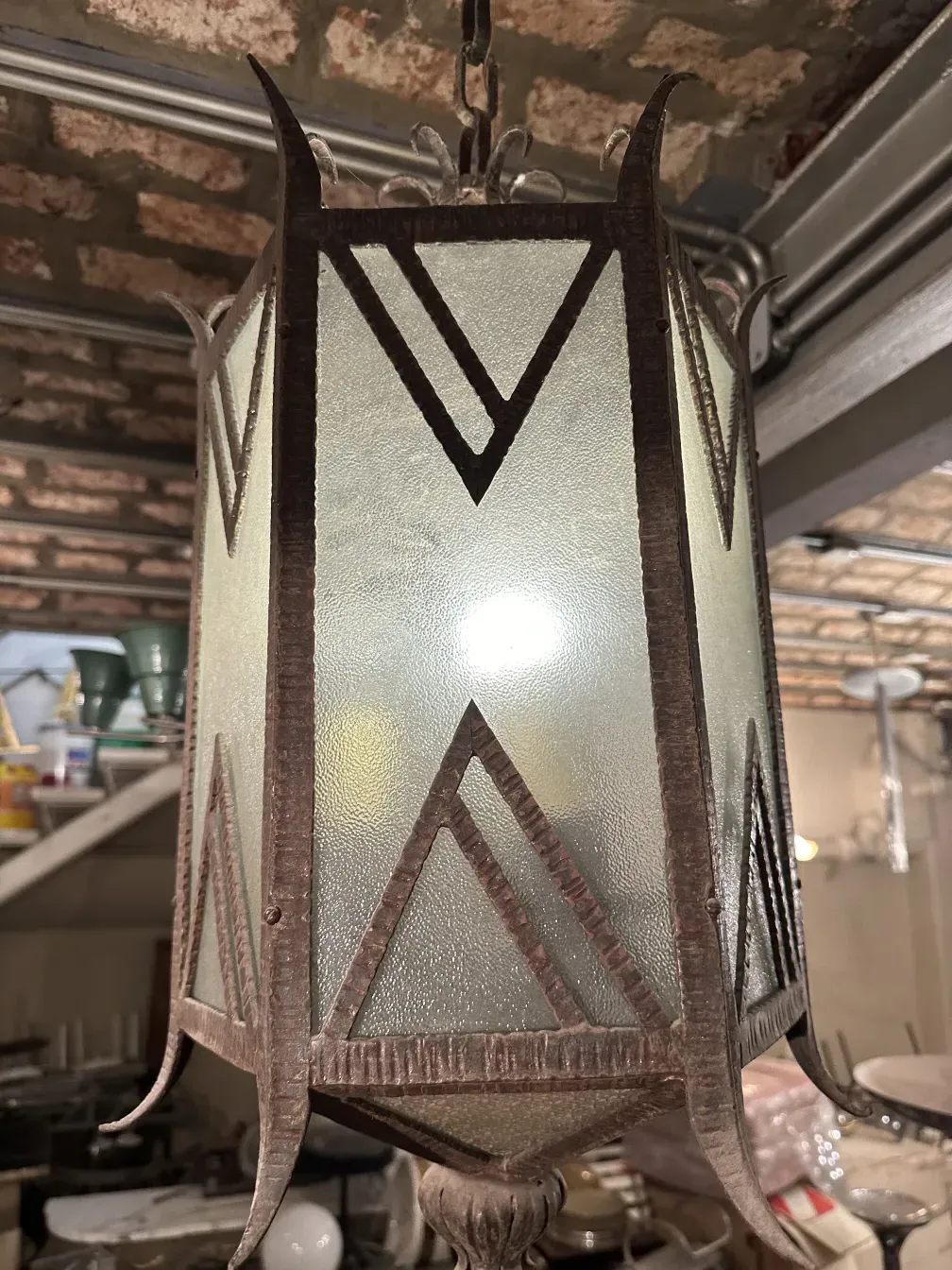 प्राचीन कांच का लालटेन, भूभागीय डिज़ाइन और उज्ज्वल प्रकाश।