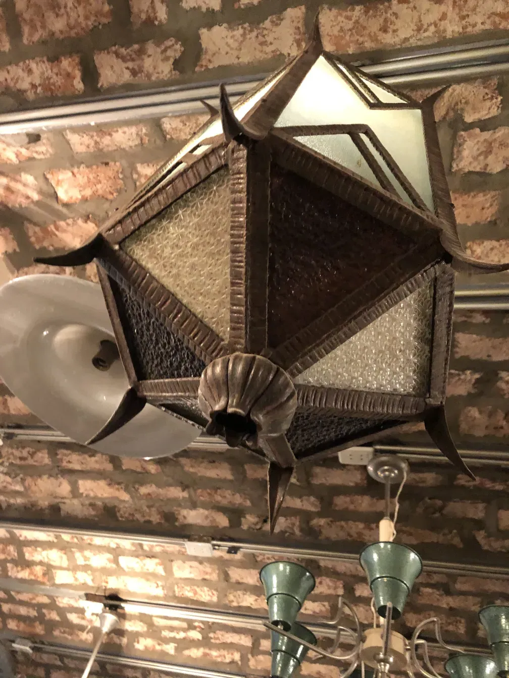 लालटेन, जो छत से लटक रही है, बहु-कोणीय है।