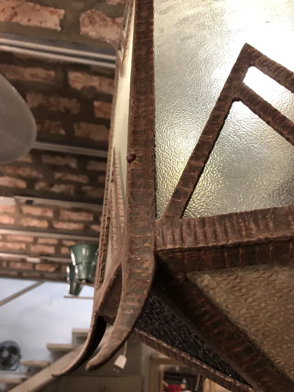 प्राचीन लालटेन टेक्सचर्ड कांच और स्टाइलिश डिजाइन के साथ ईंट पृष्ठभूमि पर