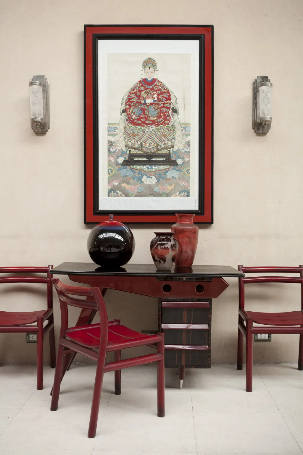 Decorative antique ceramic in red and black, art in an elegant setting.