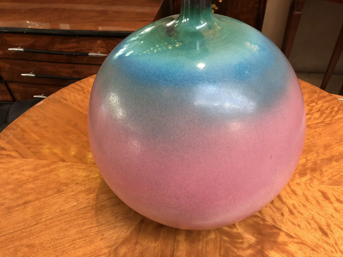 Antique spherical ceramic with gradient colors and shiny finish.