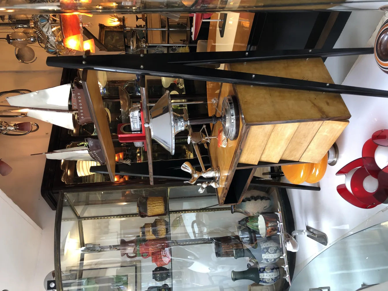 Антикварная декоративная скульптура на выставке в элегантной обстановке