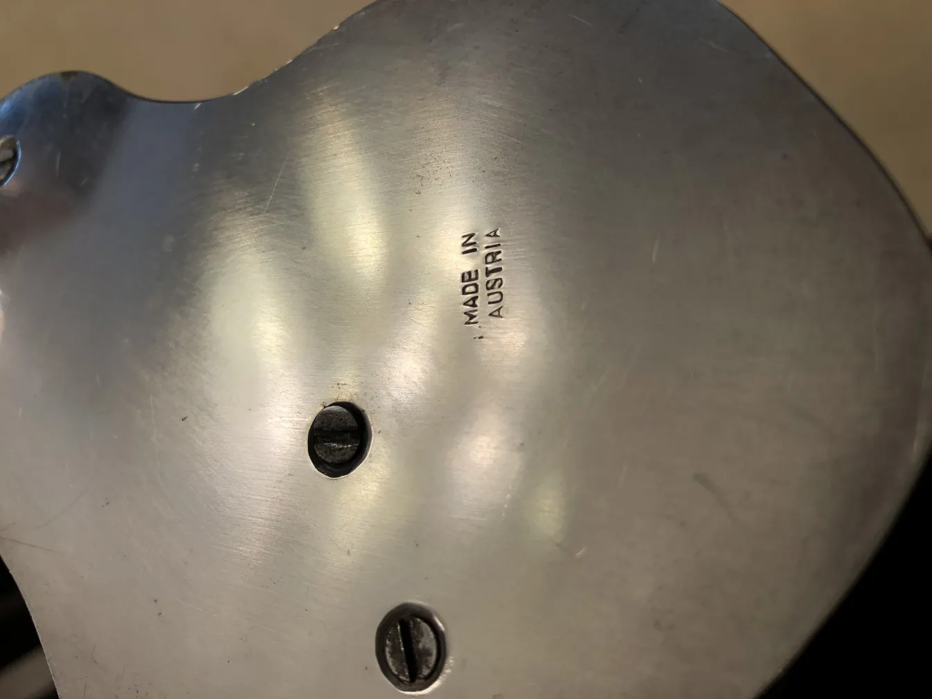 старая скульптура с блестящей поверхностью и сложными деталями