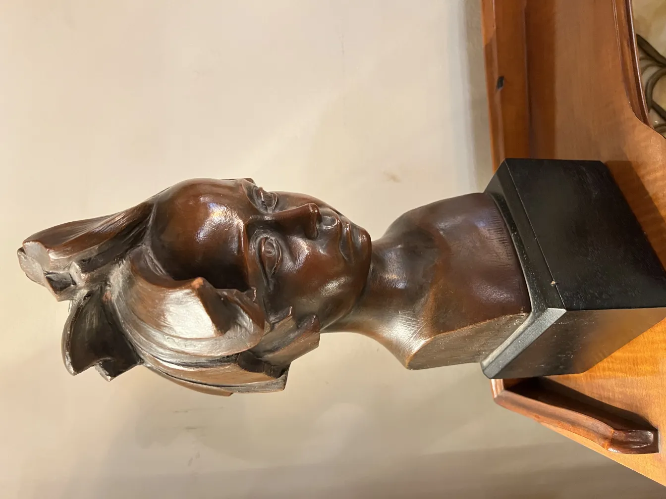 древняя скульптура бюста с четкими деталями лица и нейтральным фоном