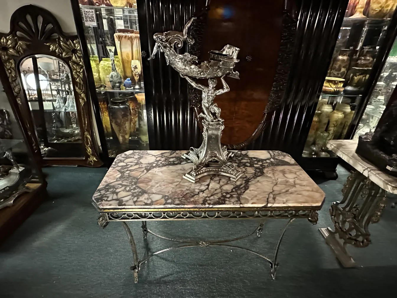 Старинная декоративная скульптура на мраморном столе.