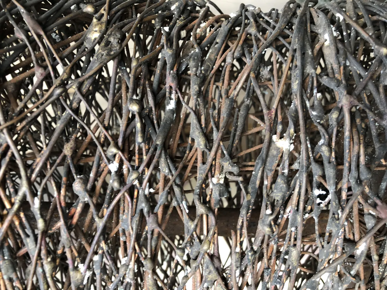 Античная скульптура с замысловатыми текстурами и деталями.