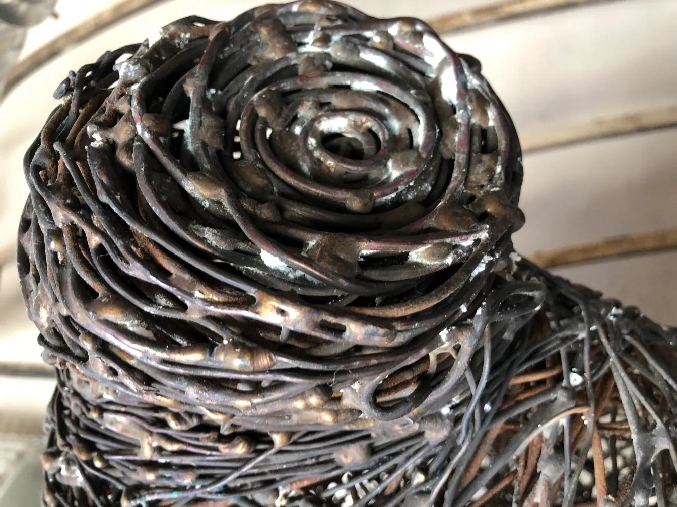 древняя скульптура с изогнутыми деталями и плавными формами, расслабляющая обстановка