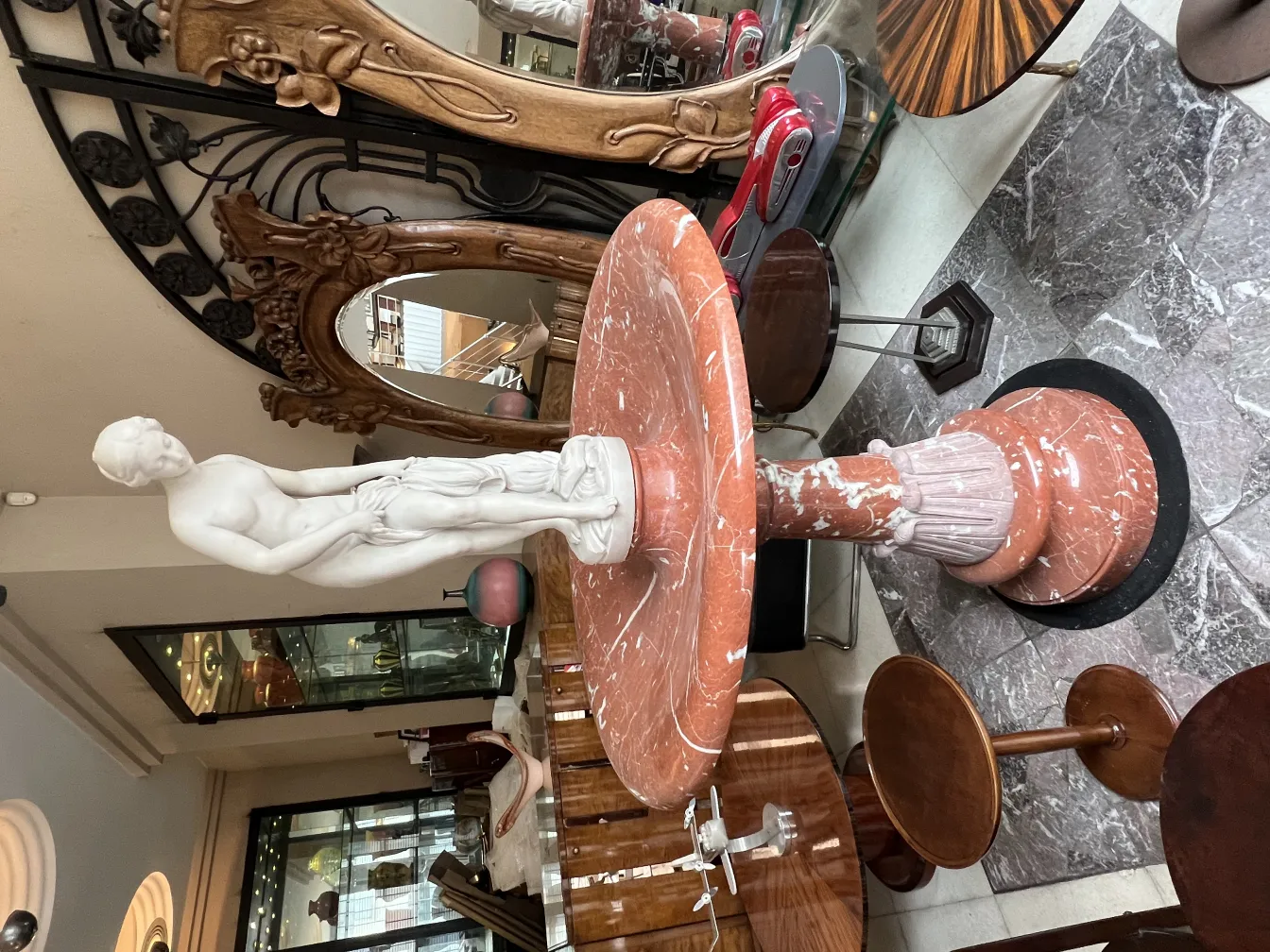 Античная скульптура женщины из мрамора, декоративная и элегантная.