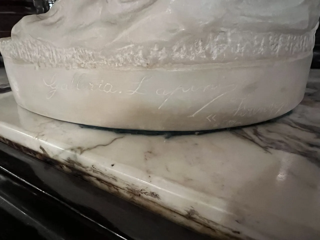 Античная ремесленная скульптура с подписью на основании.