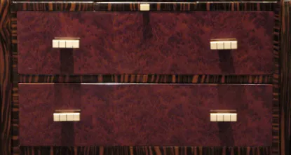 पुराना डेस्क-जिसमें-गहरे लाल रंग के-दो ड्रॉयर-हैं।