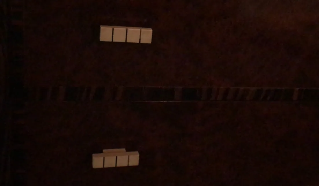 प्राचीन डेस्क पर डिस्पेंसर, सुरुचिपूर्ण डिज़ाइन।