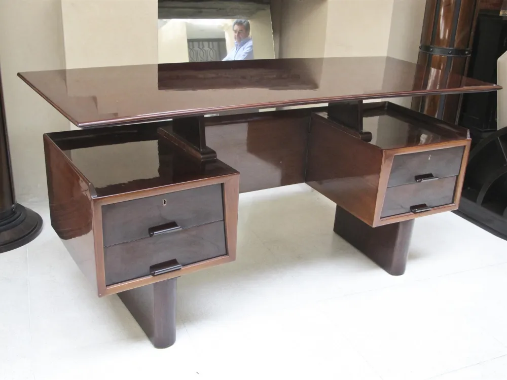 प्राचीन डेस्क के दो स्टोरेज डब्ल्यूफ, स्टाइलिश डिज़ाइन।