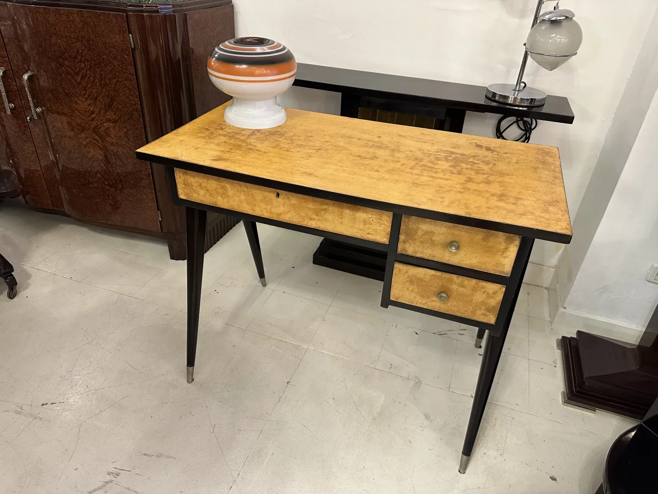 प्राचीन-डेस्क-पीली-सतह-और-दो-ड्रॉवर-के-साथ-स्थापित-एक-क्लासिक-परिवेश में।