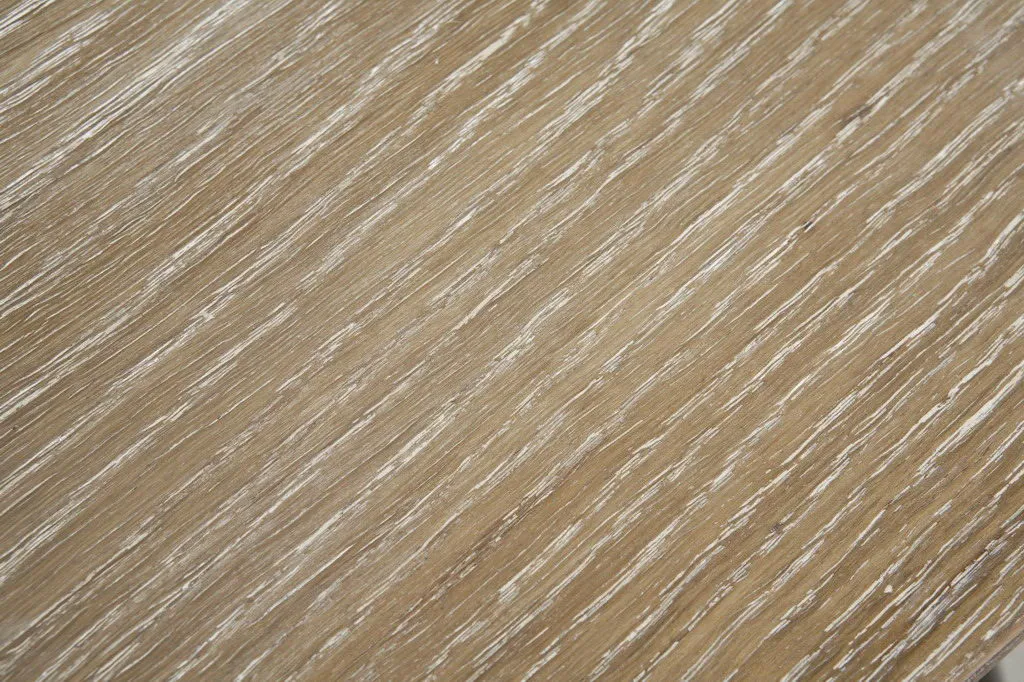 पुराने डेस्क की चिकनी सतह