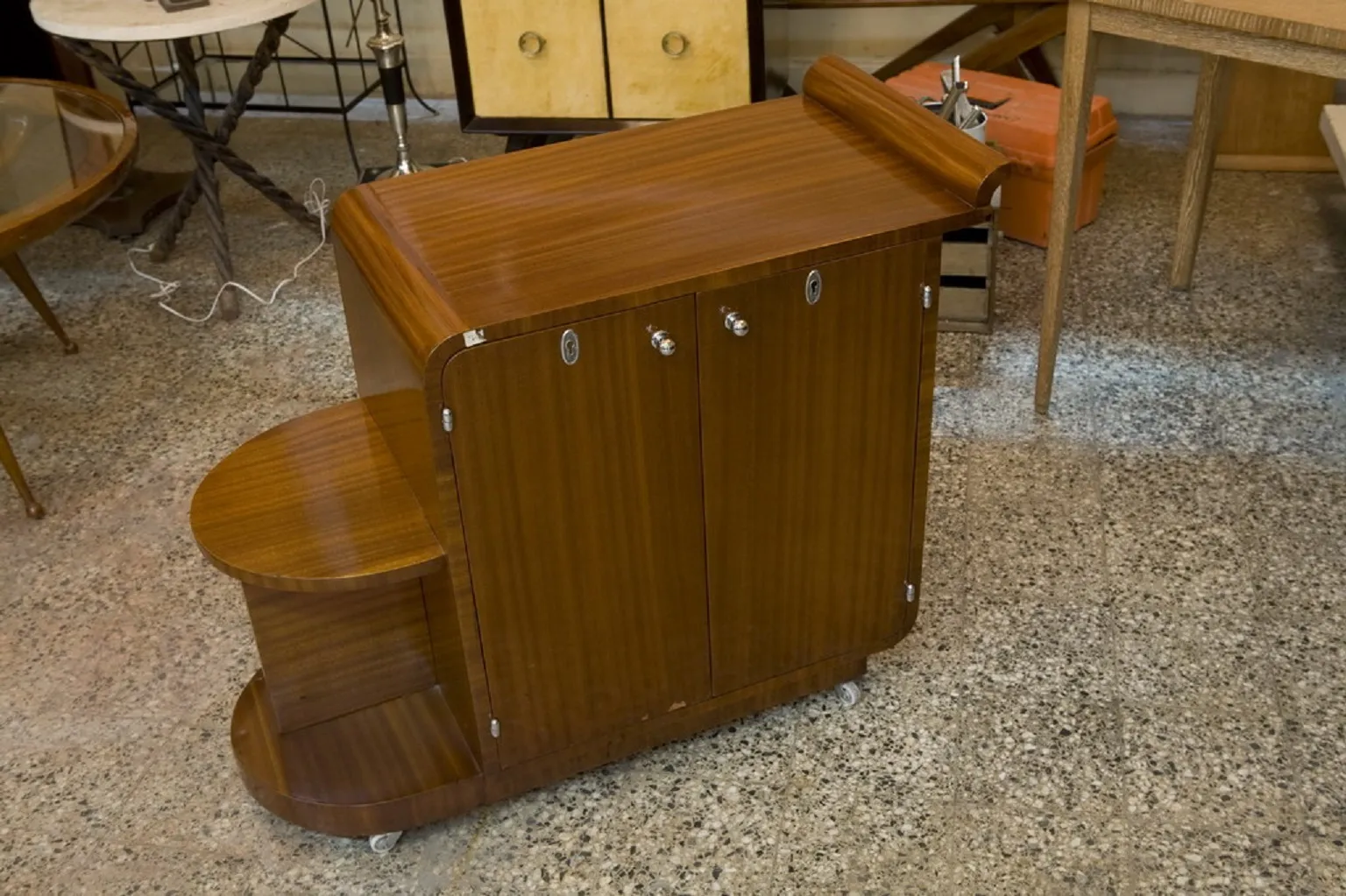 Antique cocktail trolley in wood, perfect for beverage service.