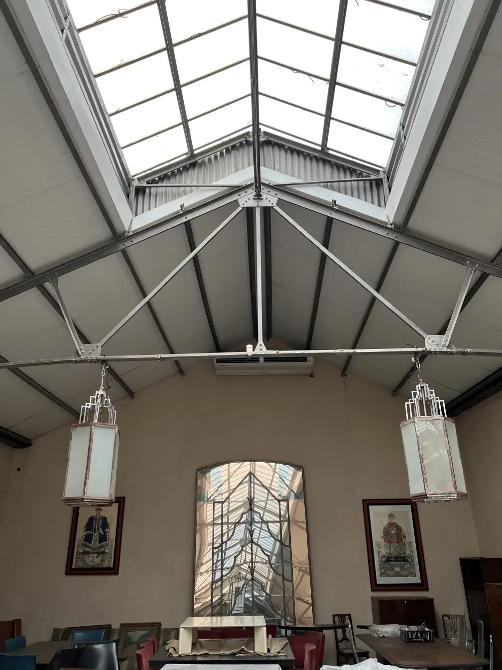 दो पुराने छत लालटेन एक बड़े आधुनिक स्थान में लटकते हुए।