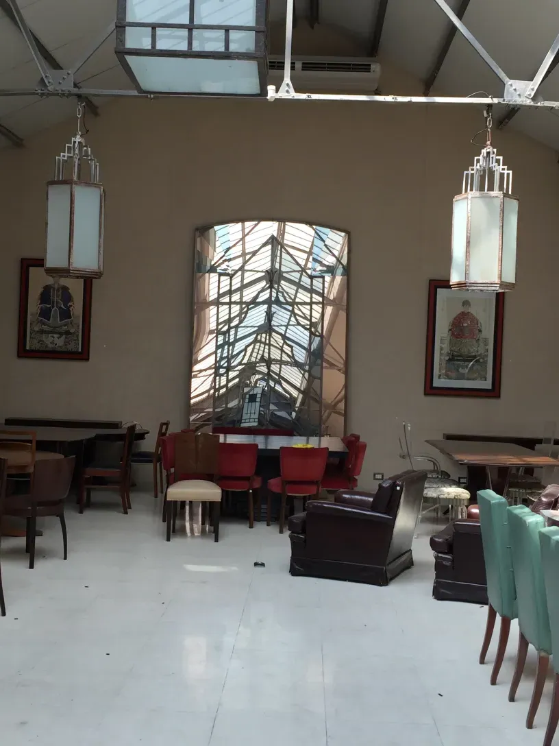 दो पुरातन छत लालटेन और सुरुचिपूर्ण सजावट के साथ इनडोर दृश्य।