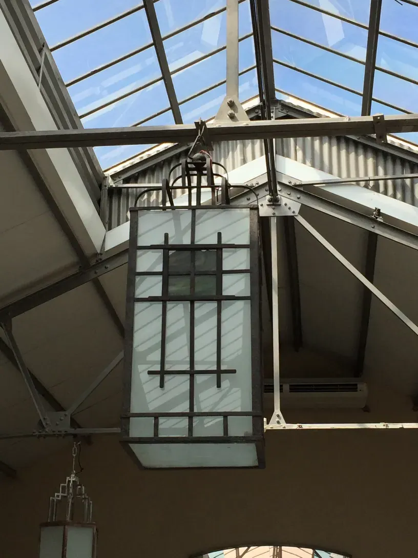 दो प्राचीन छत लालटेन, जो आधुनिक माहौल में स्थापित हैं।