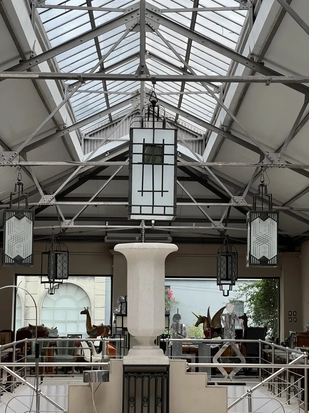 पुरानी छत की लालटेन न्यूनतम डिजाइन के साथ, आरामदायक और आधुनिक सेटिंग में।