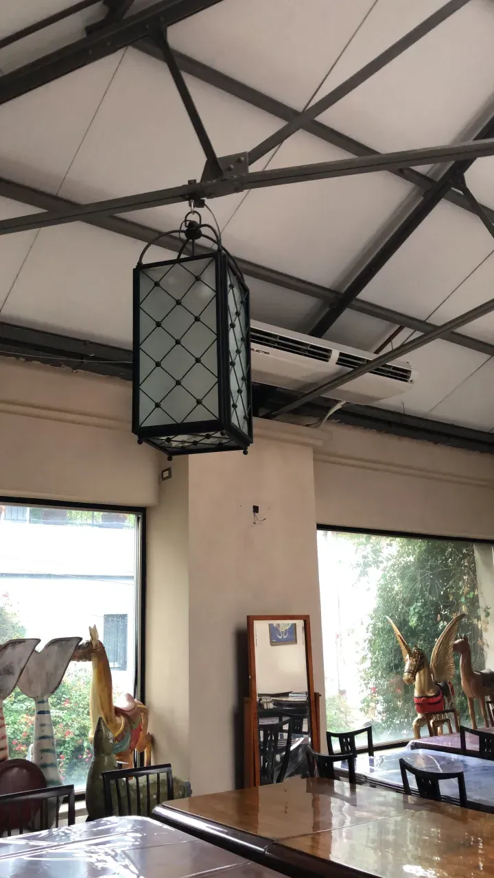 दो प्राचीन छत लालटेन उज्ज्वल वातावरण में लटके