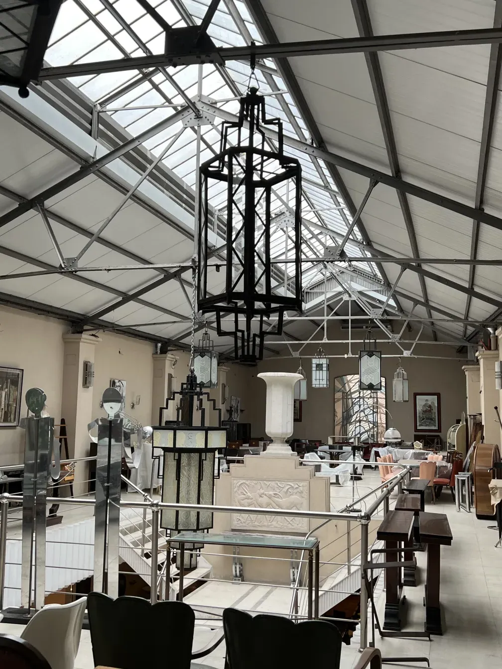 दो पुरानी लालटेन एक सुंदर जगह पर लटकी हुई हैं।