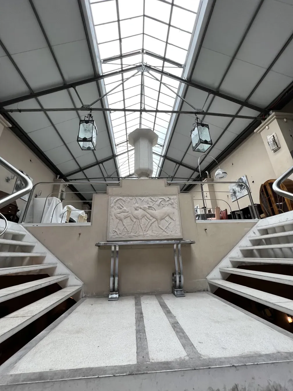 दो पुरानी छत की लालटेन एक आकर्षक माहौल में