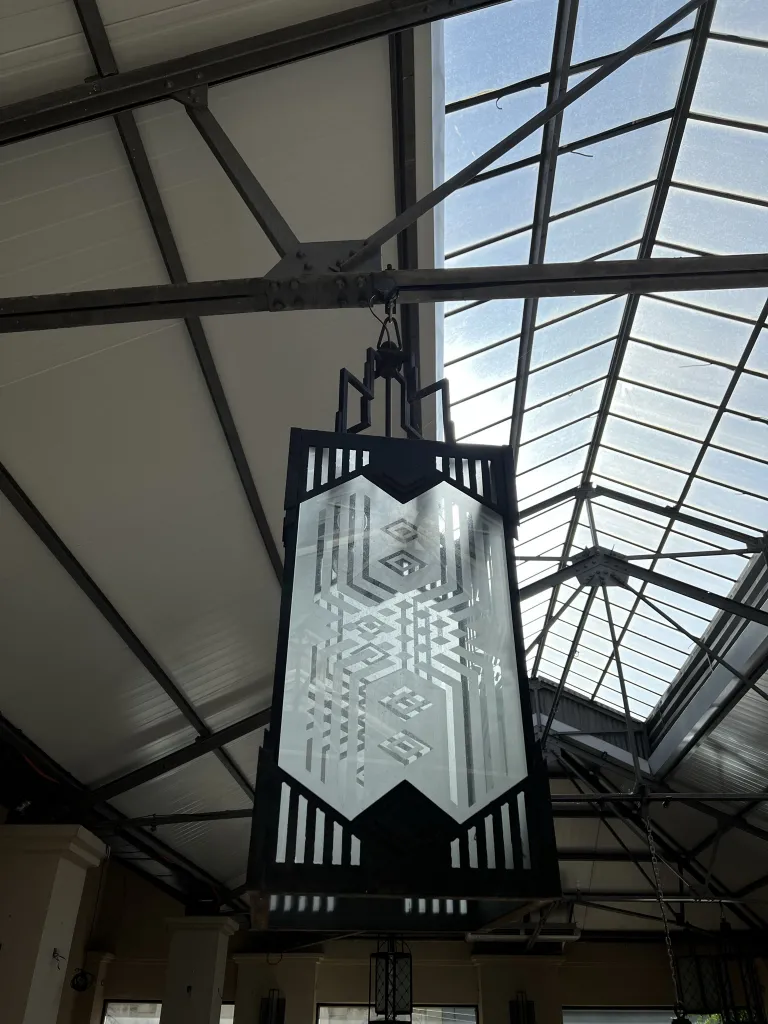 दो प्राचीन झूलते लालटेन एक आधुनिक सेटिंग में।