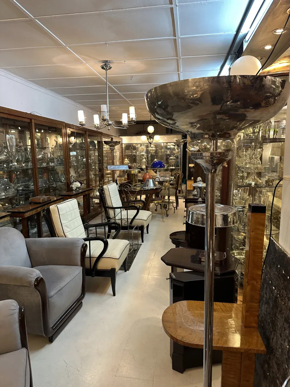 Сияющий старинный торшер в классической обстановке.